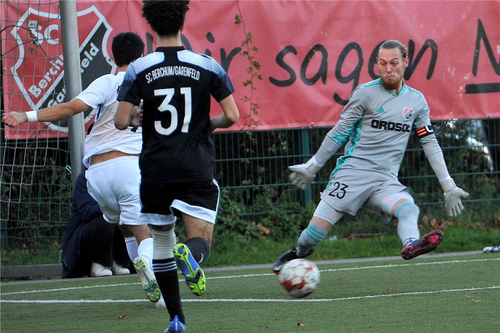 Königsborner SV spielt beim SC Berchum/Garenfeld nur remis Berchum/Garenfelds Torwart Dominik Hollmann ist in dieser Szene auf dem Posten.