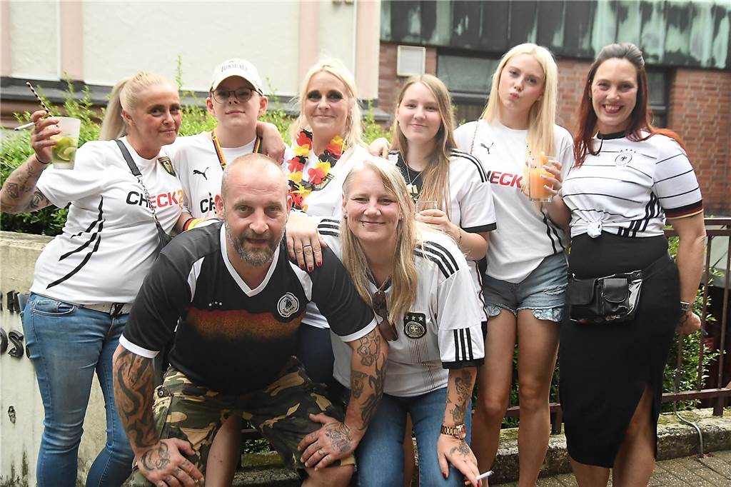 Fußballfans in Trikots sind bereit für das Rudelgucken im Gemeindehaus St. Josef.