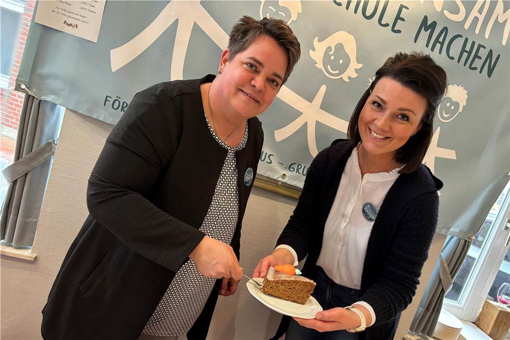 Warten auf Besucher: Josefsmarkt bei typischem Aprilwetter Zwei Mütter verkaufen Kuchen