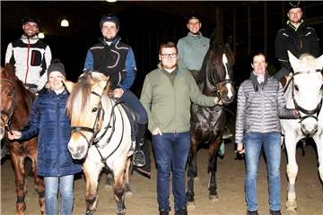 Bereiten sich auf das Sythener Schützenfest vor (v.l.): Johannes Unterberg, Manuela Schröer, Julian Wessel, Felix Behlert, Philipp Albers, Agnes Keßel und Christopher Schwaczkowski.