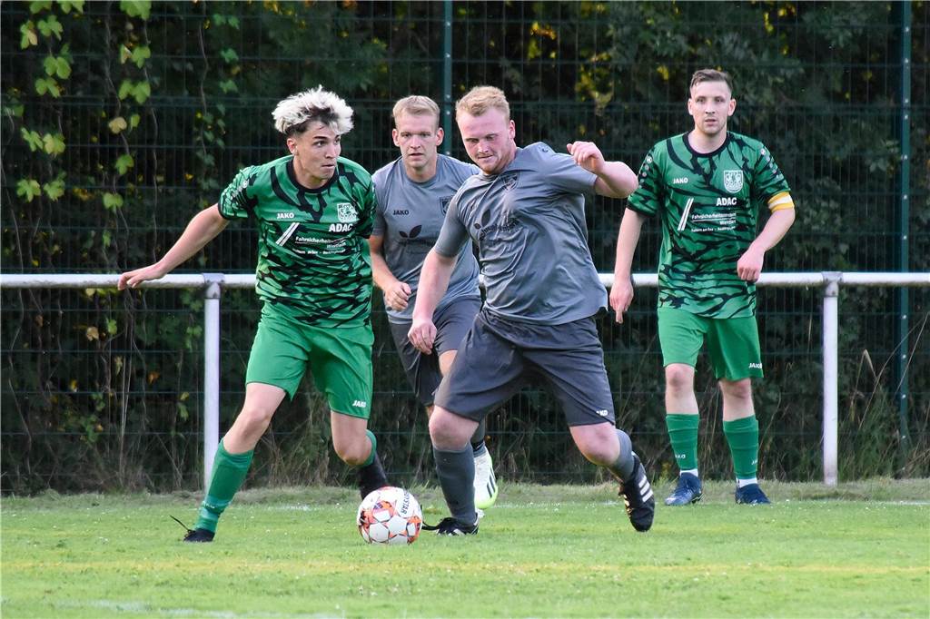 Der Linienrichter fliegt, ein Verteidiger überzeugt als Torjäger Bereitete die Vorentscheidung zugunsten des SV Bossendorf vor: Ein Freistoß von Rückkehrer Luke Shane Reining (l.), hier im Duell mit Hullerns Dennis Plucinski, landete kurz vor Schluss über Umwege bei Lutz Schwenz, der zum 2:0 für den Ausrichter traf.