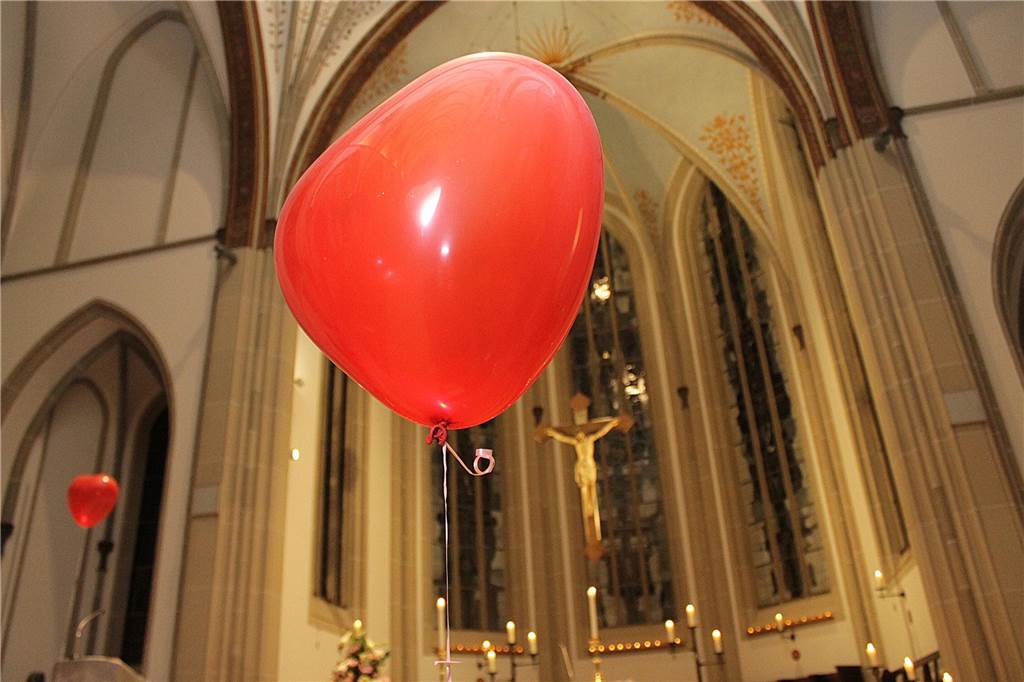Valentinstag: Der Spagat zwischen Glaube und Geschäft Bereits 2017 wurde am 14. Februar in der St. Vitus Kirche ein ökumenischer Segnungsgottesdienst gehalten. Auch hier kommen Herz-Ballons zur Geltung.