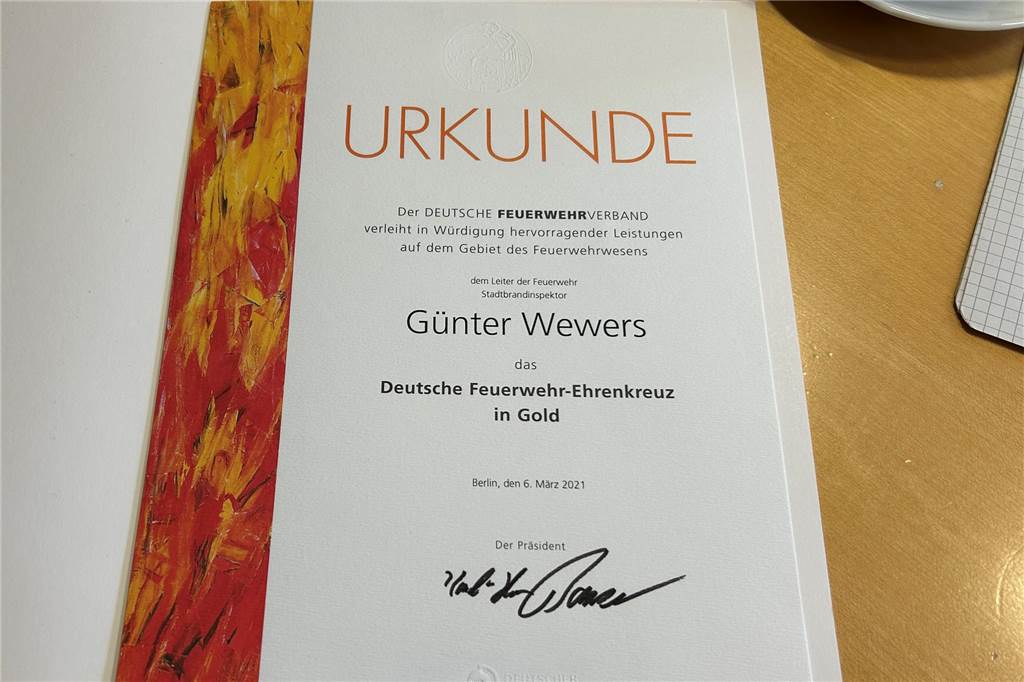 Fast 25 Jahre an der Spitze der Feuerwehr: Günter Wewers ausgezeichnet Eine Urkunde für Günter Wewers.