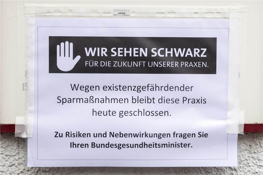 Zukunftssorgen bei Ärzten aus Legden und Ahaus: Deshalb protestieren sie An einer Praxis hängt ein Zettel, dass geschlossen ist. Dazu Kritik am Bundesgesundheitsminister