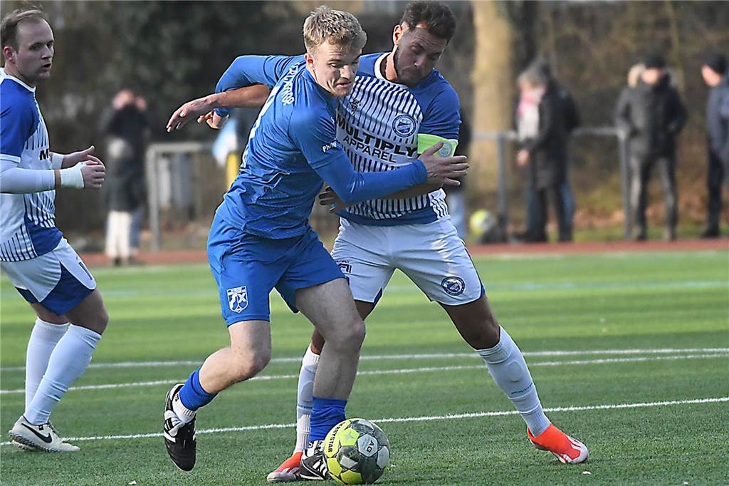 Bereits als A-Junior spielte Jonas Pöhlker (blaues Trikot) nebenbei im Westfalenliga-Kader der Wackeraner.