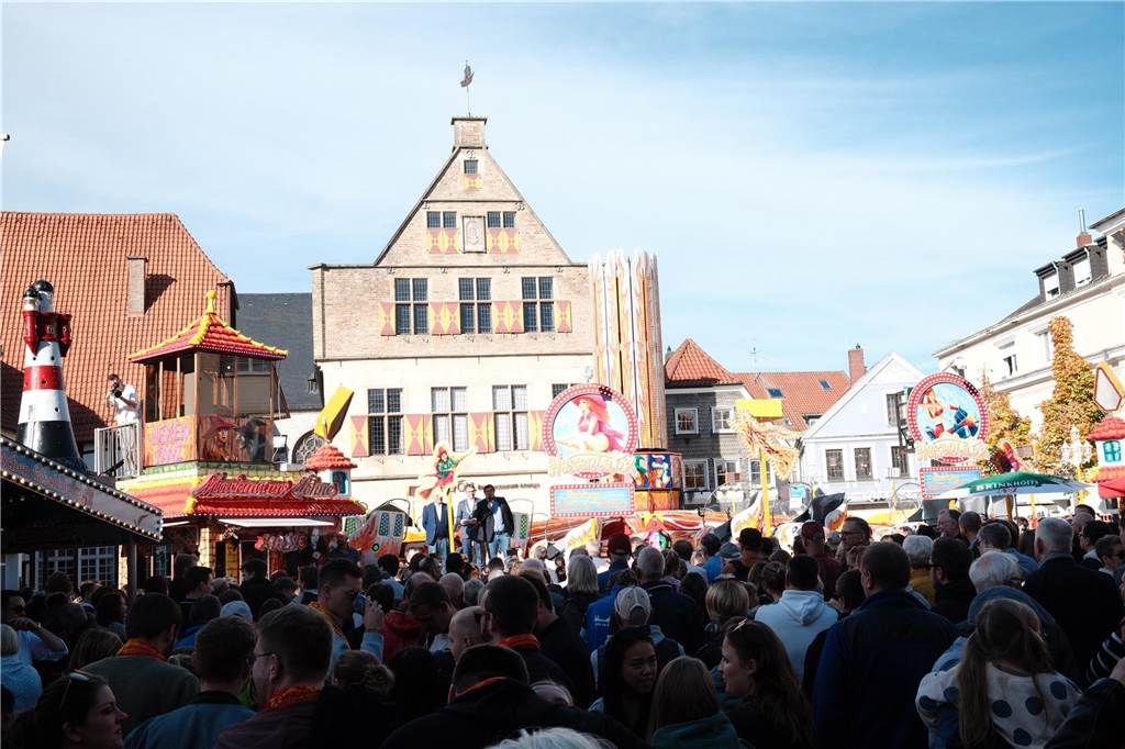 Bereits am ersten Tag war die Sim-Jü ein Publikumsmagnet. Die Sim-Jü lockte bei bestem Wetter bereits am Samstag zahlreiche Menschen in die Innenstadt.