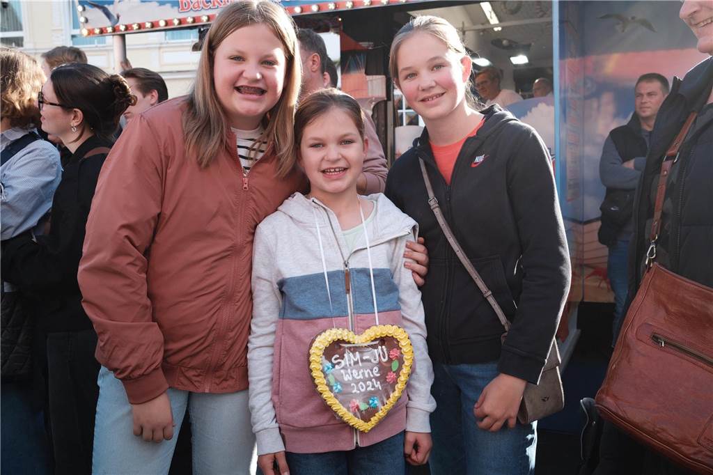 Bereits am ersten Tag war die Sim-Jü ein Publikumsmagnet. Die Sim-Jü lockte bei bestem Wetter bereits am Samstag zahlreiche Menschen in die Innenstadt.