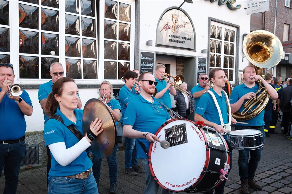 Bereits am ersten Tag war die Sim-Jü ein Publikumsmagnet. Die Sim-Jü lockte bei bestem Wetter bereits am Samstag zahlreiche Menschen in die Innenstadt.