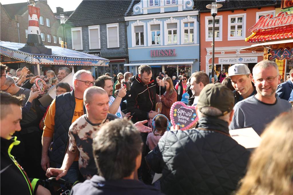 Bereits am ersten Tag war die Sim-Jü ein Publikumsmagnet. Die Sim-Jü lockte bei bestem Wetter bereits am Samstag zahlreiche Menschen in die Innenstadt.