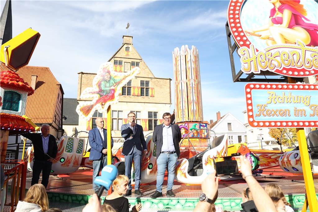 Bereits am ersten Tag war die Sim-Jü ein Publikumsmagnet. Die Sim-Jü lockte bei bestem Wetter bereits am Samstag zahlreiche Menschen in die Innenstadt.