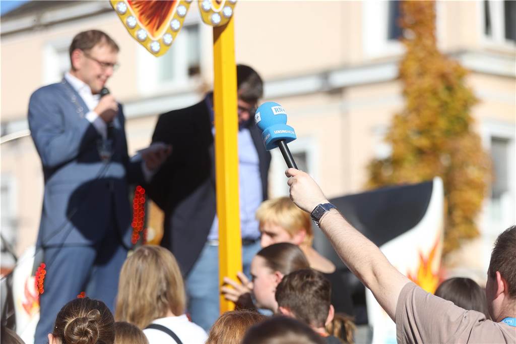 Bereits am ersten Tag war die Sim-Jü ein Publikumsmagnet. Die Sim-Jü lockte bei bestem Wetter bereits am Samstag zahlreiche Menschen in die Innenstadt.