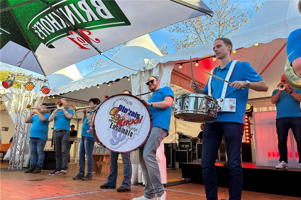 Bereits am ersten Tag war die Sim-Jü ein Publikumsmagnet. Die Sim-Jü lockte bei bestem Wetter bereits am Samstag zahlreiche Menschen in die Innenstadt.