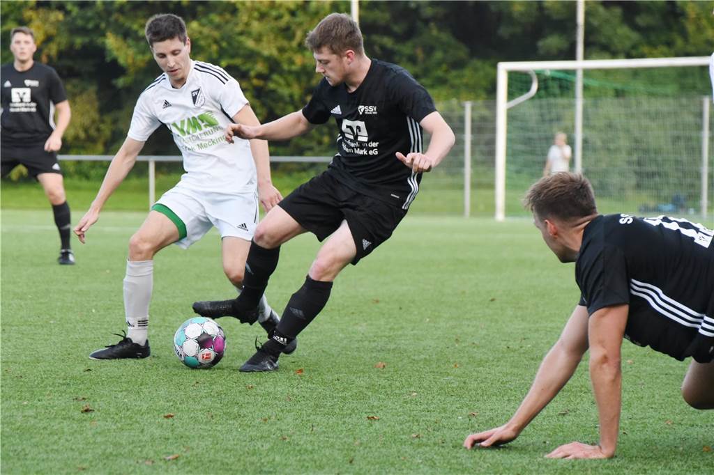 Bereits am Freitagabend gewann der SV Lippramsdorf deutlich beim SSV Rhade mit 5:1 gewonnen.