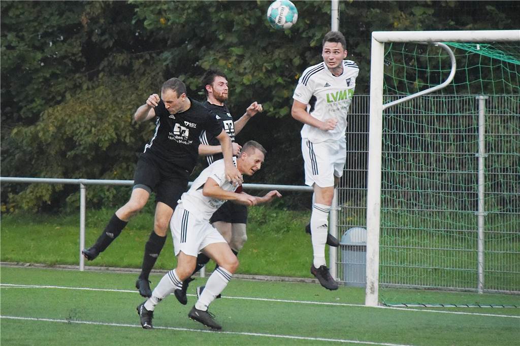 Bereits am Freitagabend gewann der SV Lippramsdorf deutlich beim SSV Rhade mit 5:1 gewonnen.