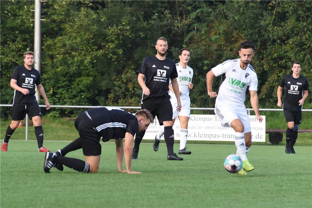 Bereits am Freitagabend gewann der SV Lippramsdorf deutlich beim SSV Rhade mit 5:1 gewonnen.