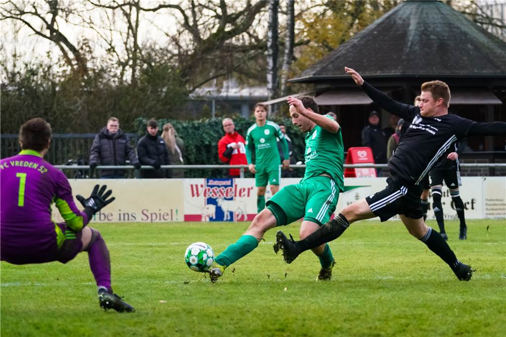 Liveticker am Sonntag: Von der Oberliga bis zur Kreisliga A Bereits am Samstag setzten sich Jonas Gottzsky (M.) und der FC Vreden gegen den SuS Legden durch.