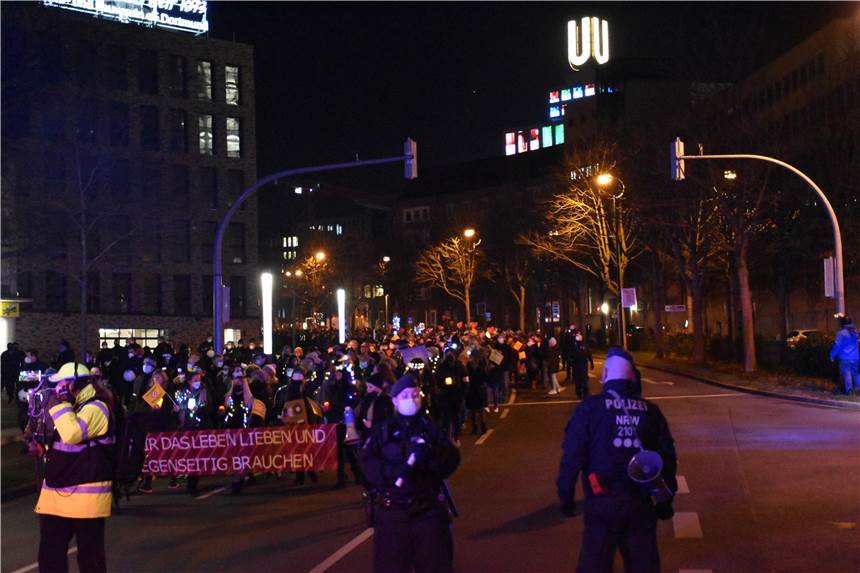 Montag in Dortmund: Impfgegner-Demo und Gegenprotest Bereits am vergangenen Montag demonstrierten viele Impfgegner auf dem Dortmunder Wall.