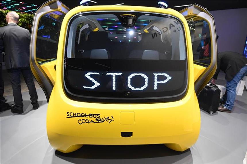Volkswagen zeigt Roboterwagen-Studie für Aktivsportler Bereits auf dem Genfer Autosalon im März 2018 hat Volkswagen (VW) den „Sedric School Bus“ präsentiert. Auf der Cebit ist nun eine Version für Aktivsportler zu sehen. für Foto: Uli Deck/Archiv
