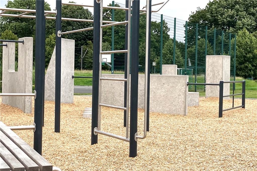 (Fast) bereit für große Sprünge – Teil des Freizeitparks vor Eröffnung Bereits fertig: die Calisthenics-Anlage, die Training an Stangen und Gerüsten ermöglicht.