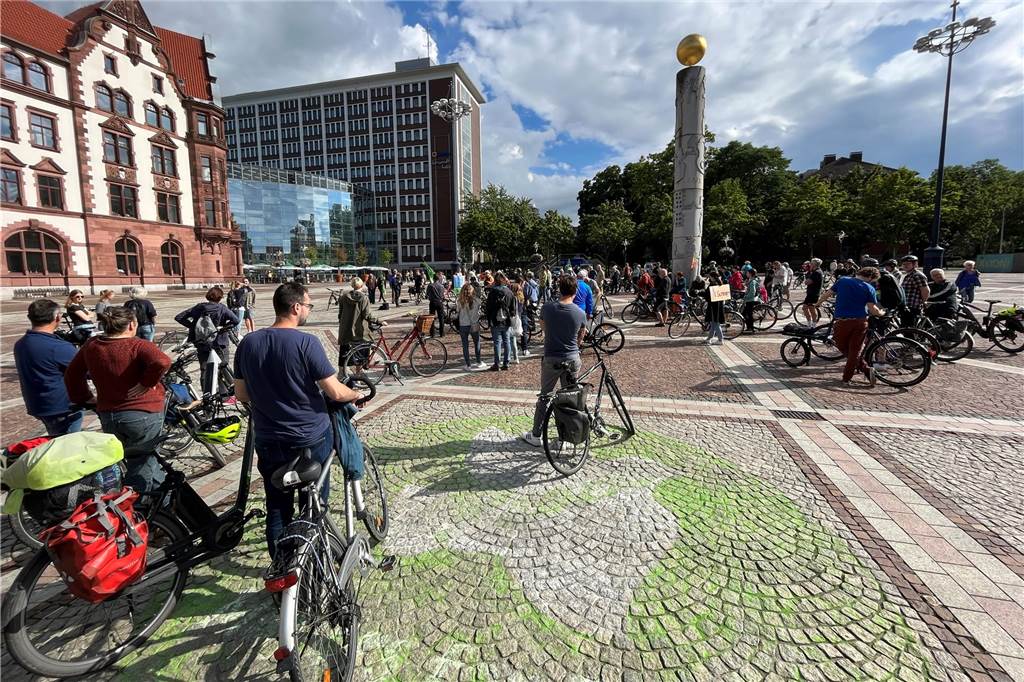 Globaler Klimastreik: Ein Demozug zieht auch durch Dortmund Viele Fahrradfahrer stehen auf dem Friedensplatz in Dortmund.