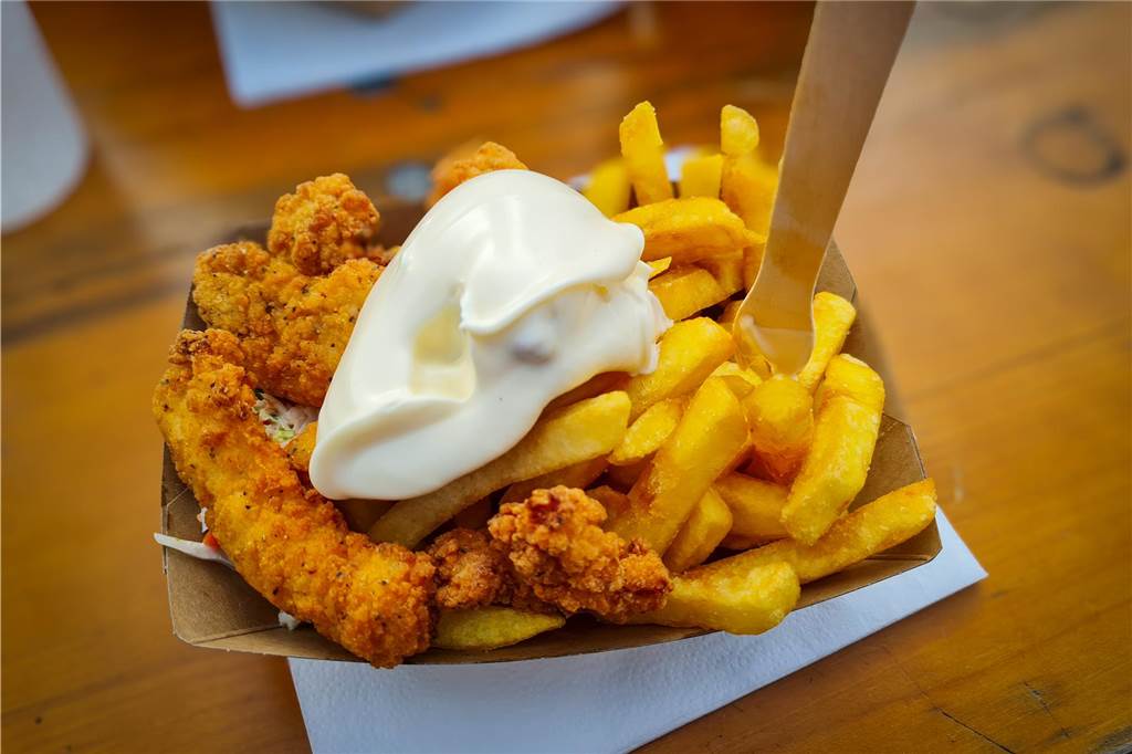 Haltern im April: Feierabendmarkt, Flohmarkt und Oldtimertreffen Pommes mit Hähnchen und Mayo in einer Schale auf einem Tisch stehend.
