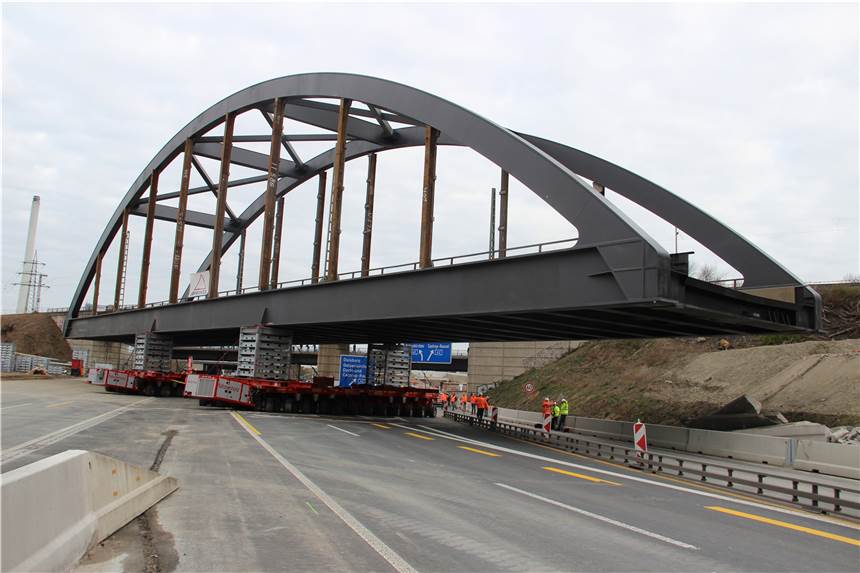 Achtung Autofahrer: Weitere Vollsperrungen der A43 angekündigt Bereits im März wurde die erste Hälfte der Brücke über der Autobahn 43 eingeschoben.