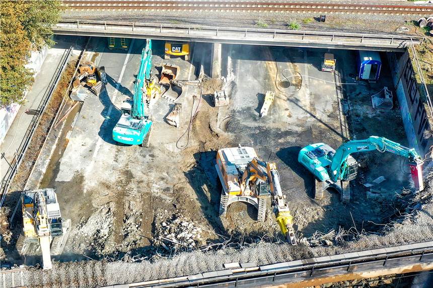 Brücken-Abriss auf der A40: Massive Beeinträchtigung für Bahnfahrer Bereits im September musste eine Brücke abgerissen werden, jetzt müssen weitere Bauarbeiten folgen.