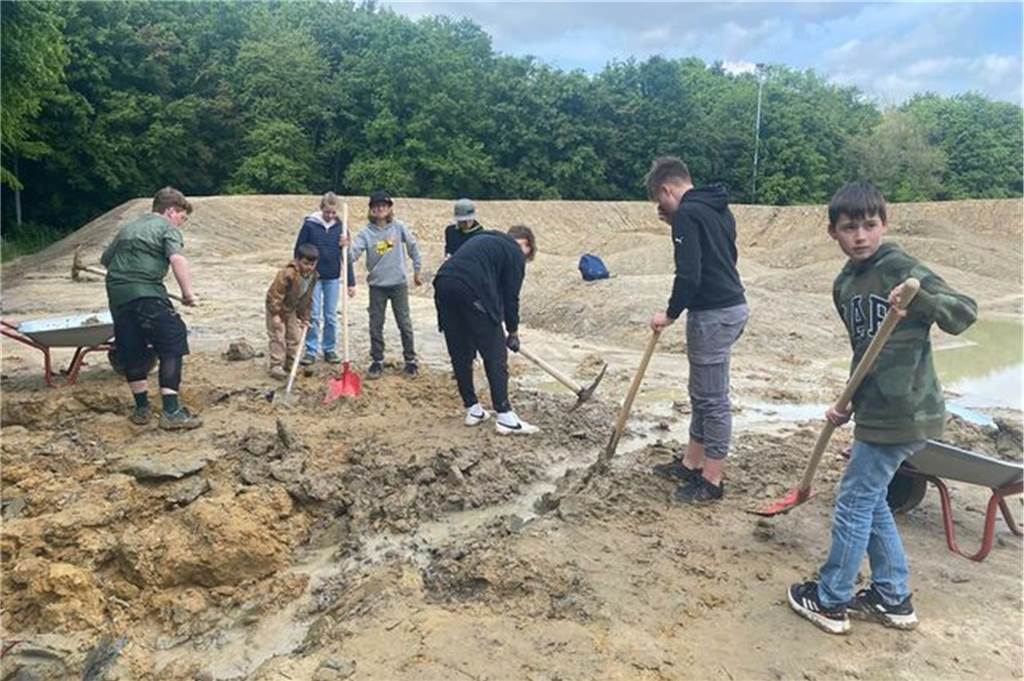 Weitere Verzögerungen beim Bike-Park: „Nun heißt es Daumen drücken“ Jugendliche arbeiten im Bike-Park Werne