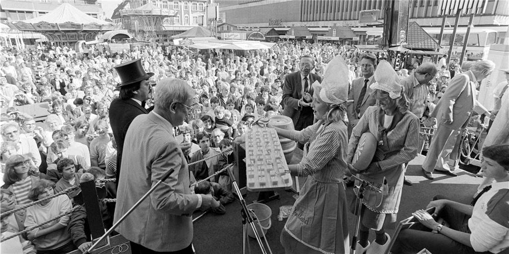 Zeitreise auf „Lünsche Mess“: So sah die Veranstaltung früher einmal aus Bereits in den 80er Jahren fand jedes Jahr die „Lünsche Mess“ statt. Das Bild zeigt das Event im Jahr 1983.