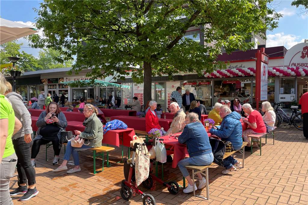 Sommerfest mitten in Scharnhorst: Die Normalität kehrt zurück Bereits kurz nach der offiziellen Eröffnung war viel beim Sommerfest. Viele Besucher nutzten die Plätze des Biergartens am Maibaum für ein Pläuschchen in der Sonne.