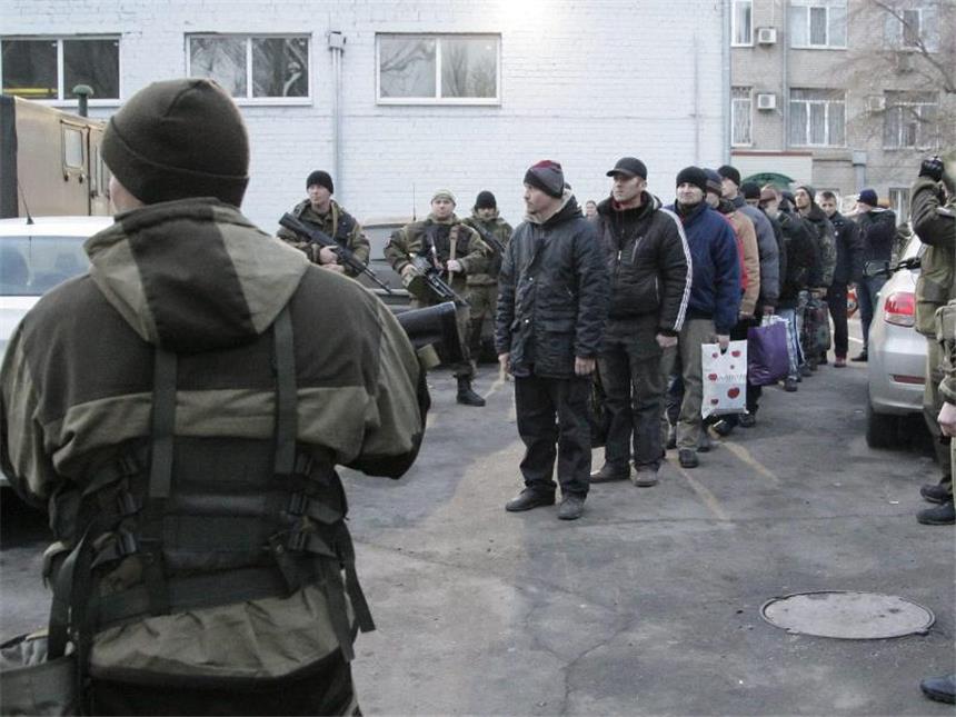 Anti-Ukraine-Proteste in Russland Bereits kurz nach Weihnachten gab es einen Gefangenenaustausch zwischen den Konfliktparteien in der Ukraine. Foto: Alexander Ermochenko