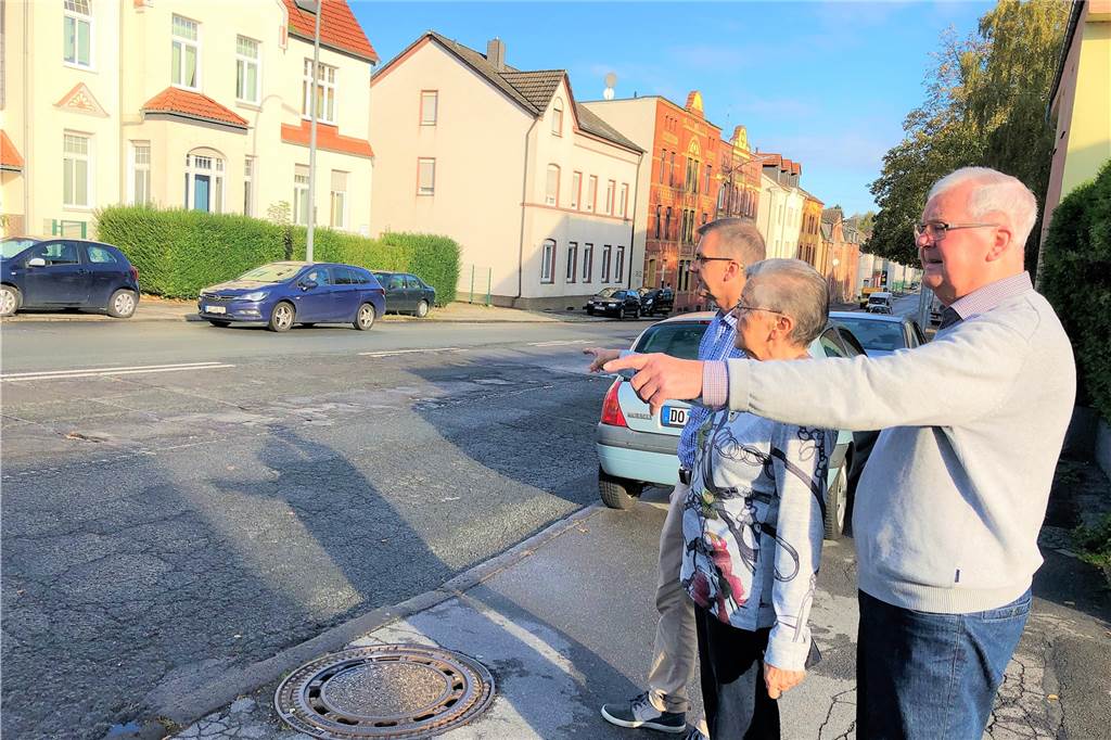 Umbau der B235 in Dortmund: „Um Anlieger-Beiträge kommen wir nicht herum“ Bereits seit 2019 sind Gerhard, Emma und Thomas Otto besorgt: Welche Kosten kommen auf sie für die Straßensanierung zu?