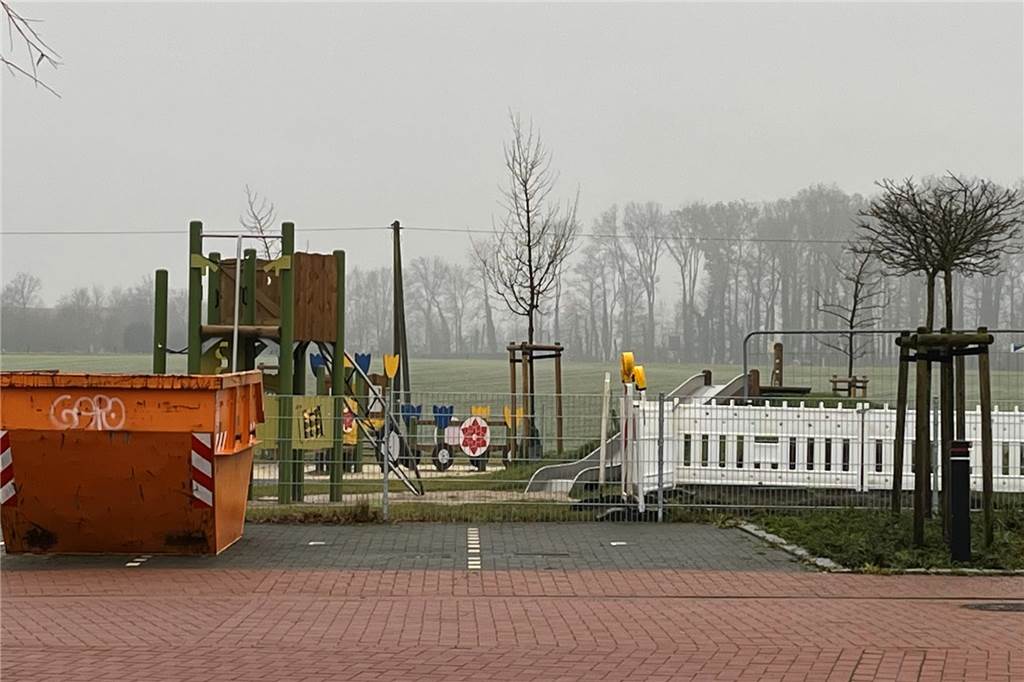 Stromnetzausbau: Eheleute Sanjakov wehren sich gegen neue Trafostation Blick auf den Container am Spielplatz