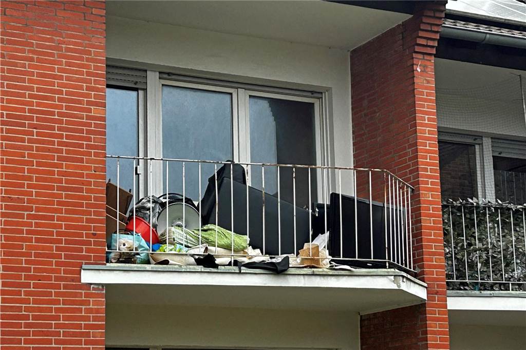 Randalierender Nachbar erfolgreich aus Wohnung geklagt Bereits seit zwei Wochen sammeln sich Einrichtungsgegenstände auf dem Balkon.