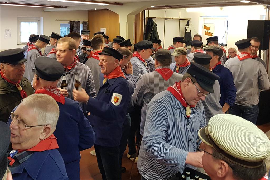 Viele Fotos: Großer Ansturm und gelebte Tradition beim „Schlöffkenfest“ in Heek Bereits um 10 Uhr war die Tenne des Bürgerhauses rappelvoll. Und mit jeder Minute, die ins Land zog, wurde es noch ein Stückchen voller. Sehr zur Freude von Ralf Münstermann, dem Vorsitzenden des Heimat- und Schützenvereins St. Ludgerus Heek.