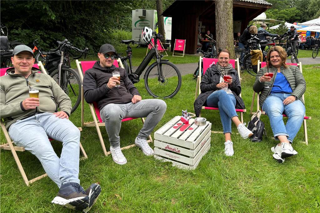Bereits um kurz nach 12 Uhr hatte diese Borkener Radlergruppe die Hälfte der Hüttentour absolviert. „Wir sind halt sehr früh angefangen“, meinten sie und weiter: „Dafür machen wir jetzt erst einmal hier eine lange Pause. 