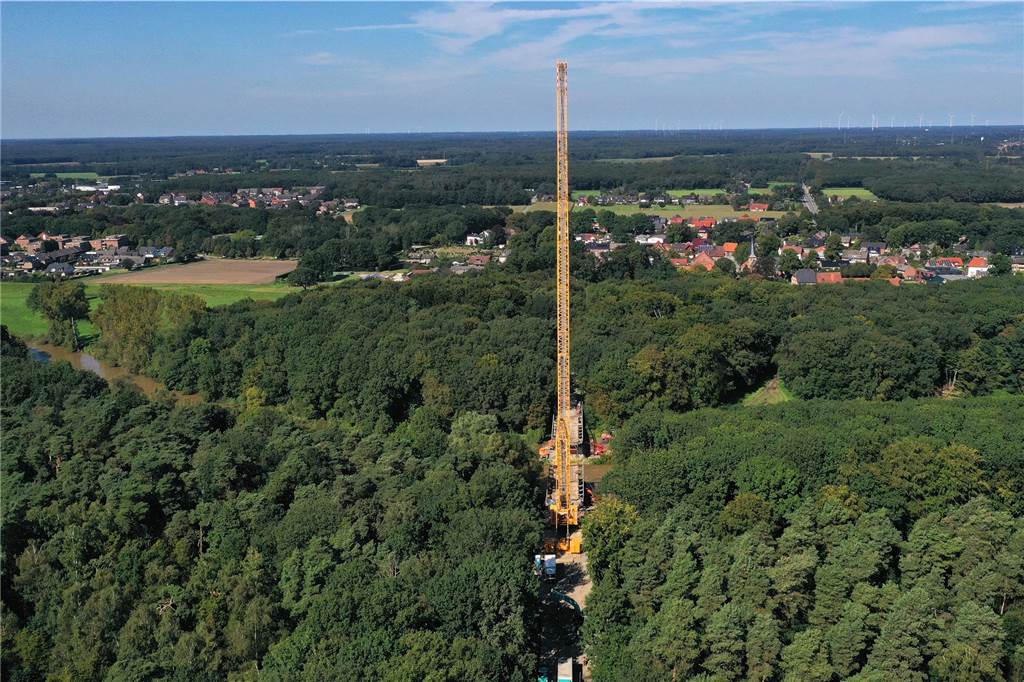 Bereits von Weitem ist der große Kran zu sehen, der die Brückenteile in Dorsten anheben soll.