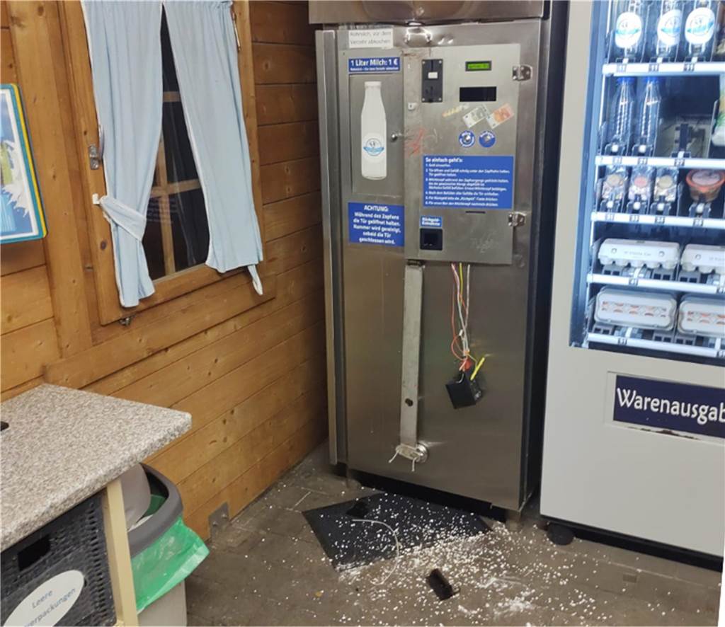 Erneut Hofautomaten aufgebrochen: Unbekannte stehlen Bargeld aus Milchtankstelle Bereits vor einem Jahr haben Unbekannte die Automaten von Matthias Närmann bei einem Einbruch beschädigt.