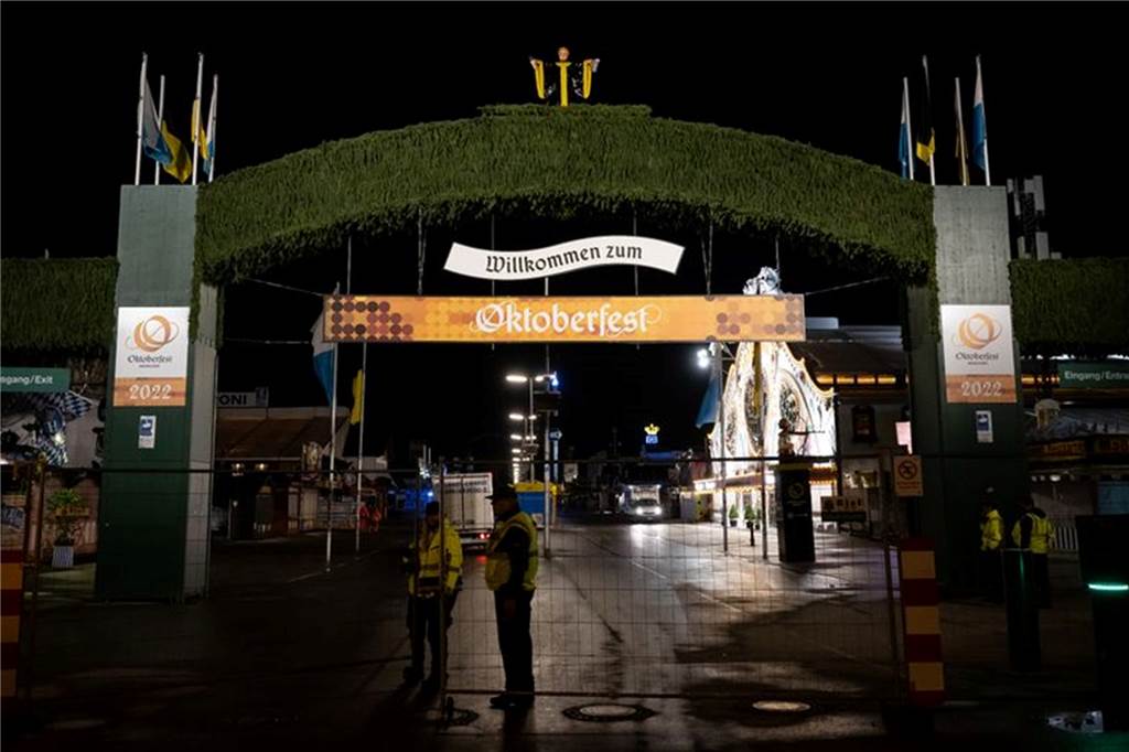 Ein Schild mit der Aufschrift "Willkommen zum Oktoberfest" hängt über dem noch versperrten Haupteingang zur Wiesn.