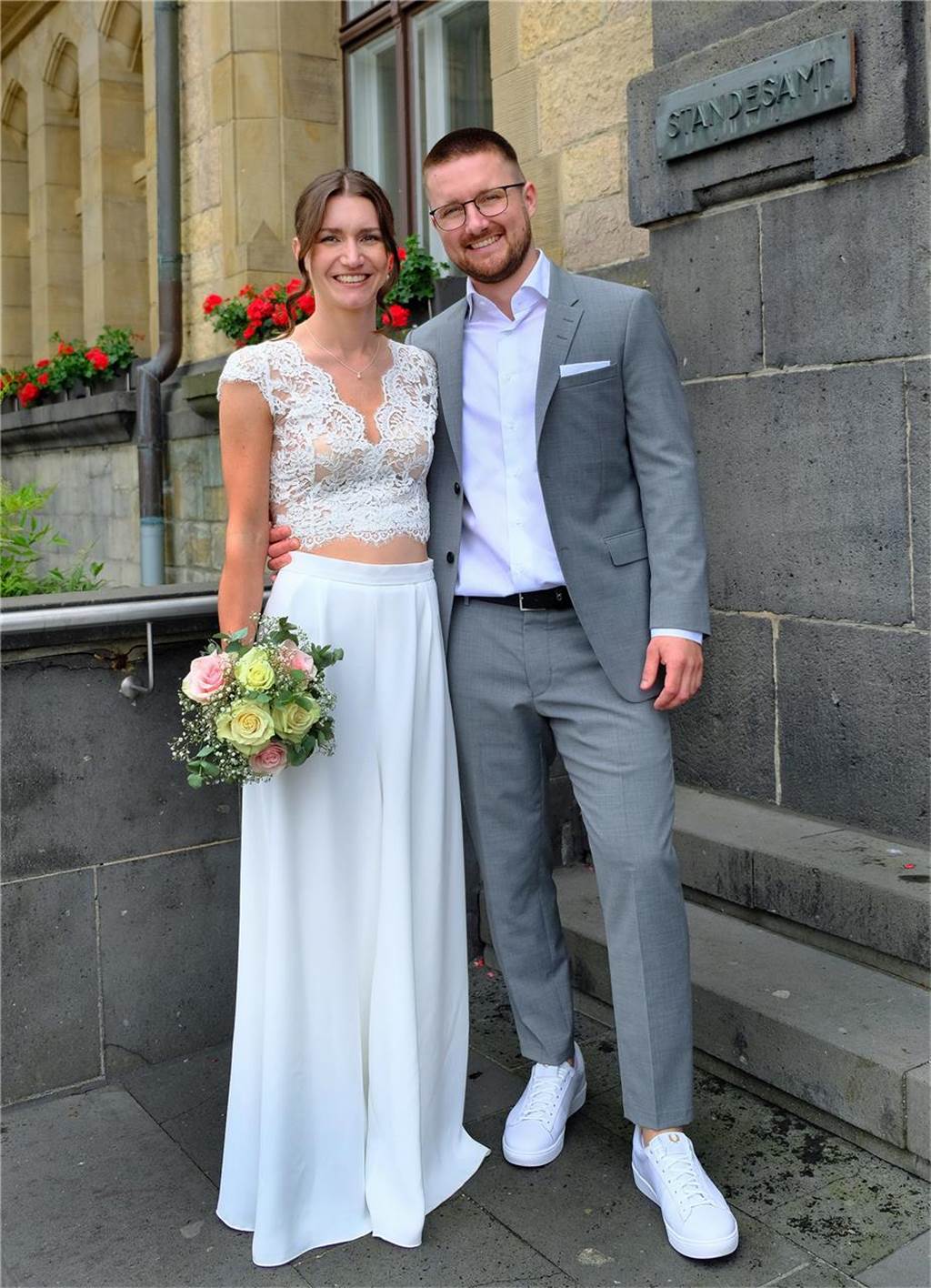 Die Eheleute Kimberly Wischniewski und Lukas Krzyzostoniak nach ihrer Trauung vor dem Rathaus in Recklinghausen