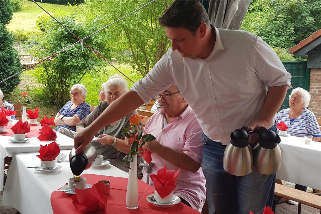 Castrop-Rauxeler Bürgermeister pariert Frage- und Kritik-Hagel der Bürger Bürgermeister Kravanja schenkt Gästen Kaffee ein.