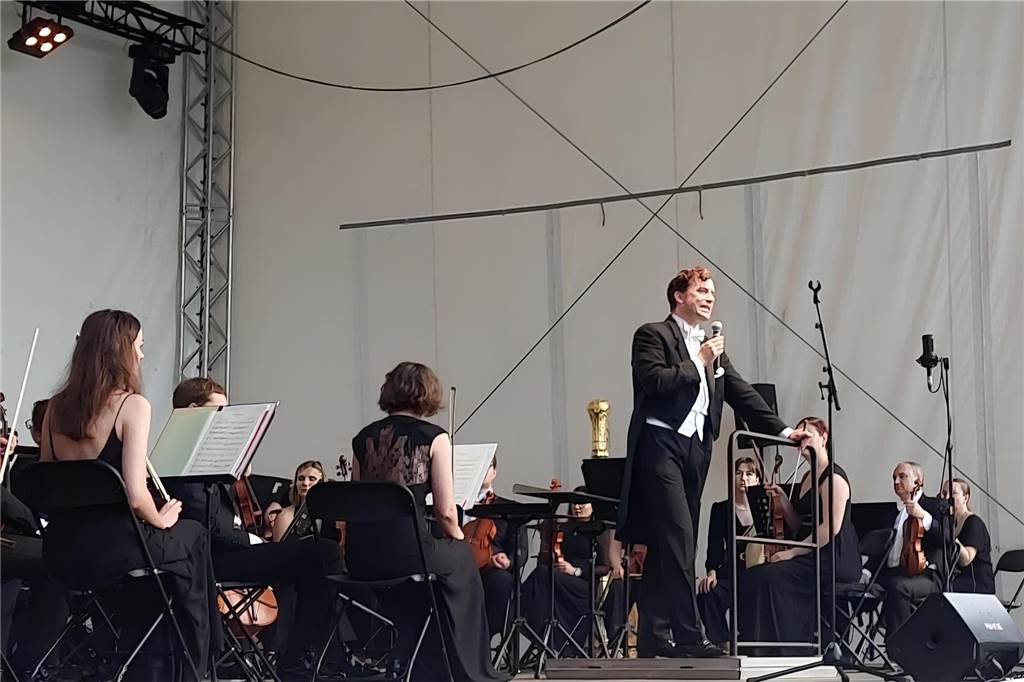 Höhner begeisterten bei Konzert am Raesfelder Schloss Bereits zum siebten Mal sorgten die Höhner zusammen mit der Festival-Philharmonie Westfalen als „Höhner Philharmonics“ für Hörgenuss.