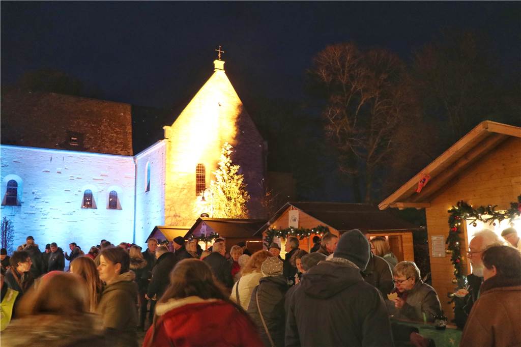 Bereits zum vierten Mal fand der Lichtermarkt im Stiftsdorf statt.