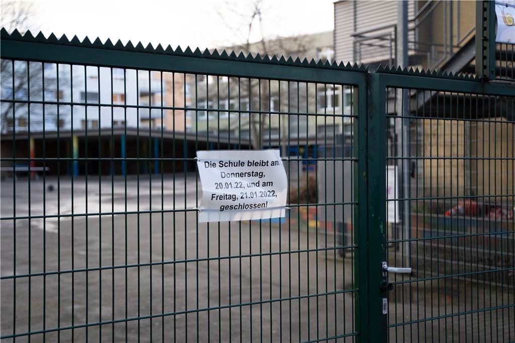 Bereits zum wiederholten Male wegen Corona geschlossen: die Nordmarkt-Grundschule. Dort informiert ein Schild die Eltern zusätzlich.