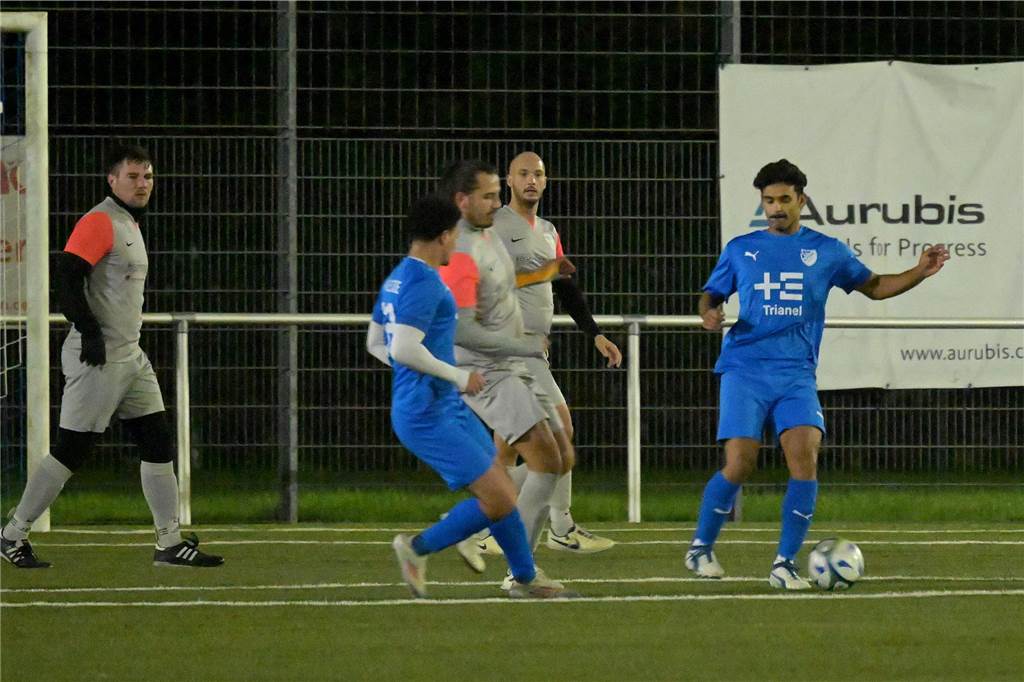 BW Alstedde schlägt ÖSG Viktoria Dortmund zweistellig: Hasan Ekici nimmt Spieler vom Feld Ein Spieler passt den Ball.