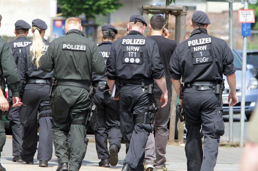 Das fatale Schweigen der Polizei Bereitschaftspolizei am Freitagnachmittag in Huckarde. Der Stadtteil ist am Samstag von den Auswirkungen der Nazi-Demo und des Gegenprotests betroffen sein - ob die Rechtsradikalen dort auch tatsächlich aufmarschieren, bestätigte die Polizei bis zuletzt nicht.