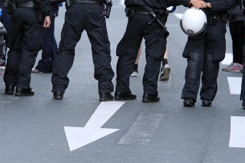 Polizei will Stimmungsmache gegen Flüchtlinge verhindern Bereitschaftspolizei während einer Nazi-Demonstration in der Dortmunder Innenstadt.