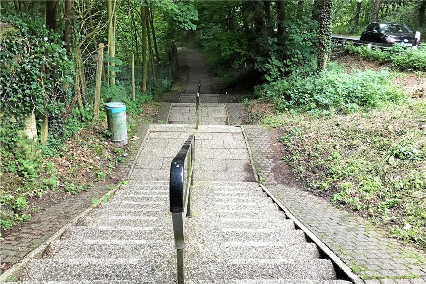 Radfahrer nehmen Umweg mit 62 Stufen in Kauf Bergab: Radler bugsieren ihr Zweirad hier am besten vorsichtig die Schräge hinab. Alternativ könnten sie auch die Straße Am Schlossberg benutzen, das birgt aber Gefahren.
