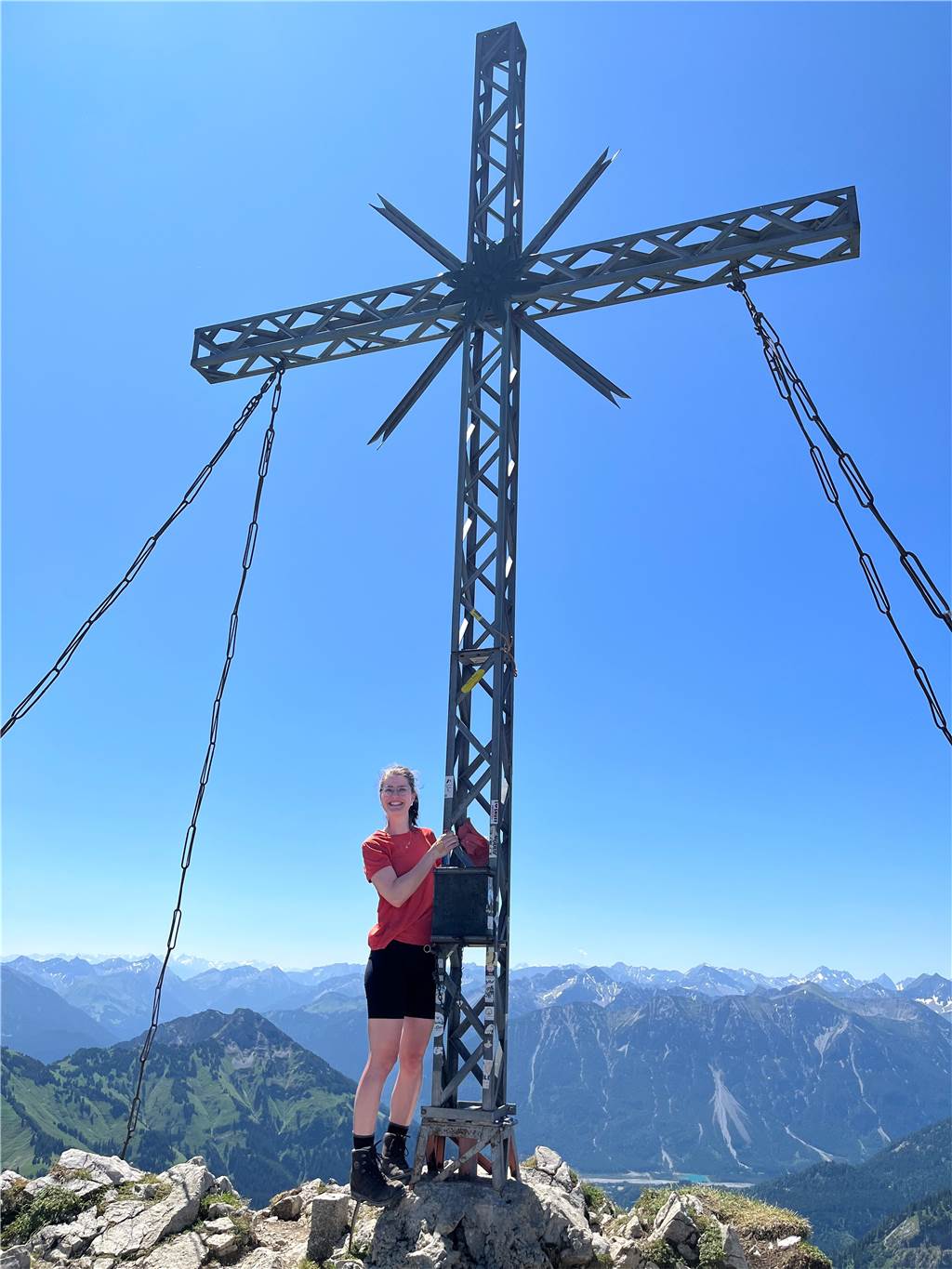 Berge statt Strand hieß es dieses Jahr für RN-Redakteurin Leonie Freynhofer, hier auf dem Gipfel der Roten Flüh im Tannheimer Tal.