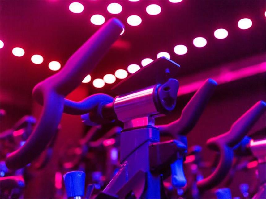 Beim Indoor Cycling regiert der Beat Berge und Abfahrten existieren auf dem feststehenden Fahrrad nur in der Fantasie. Der Widerstand lässt sich aber manuell einstellen. Foto: Alexander Heinl/dpa-tmn